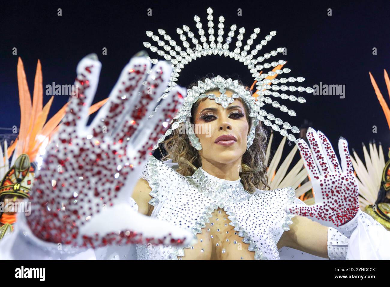 Samba school Gaviões da Fiel and television station Band dismiss Ana Paula Minerato after accusation of racism against black singer. In an audio leaked on social media, the model and muse of the samba school allegedly calls a young black woman 'neguinha' and says she has 'hard hair'. in the file photo Ana Paula Minerato Member of the Samba School Gaviões da Fiel during the Carnival parade at the Anhembi Sambadrome April 23, 2022 Stock Photo