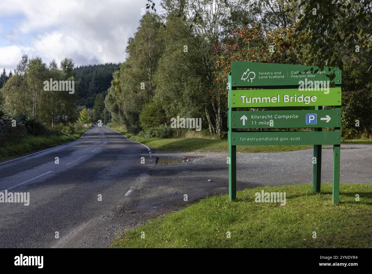 Road sign, Tummel Bridge, old stone arch bridge over the River Tummel in the village of the same name, Tummel Bridge, Highlands, Scotland, Great Brita Stock Photo