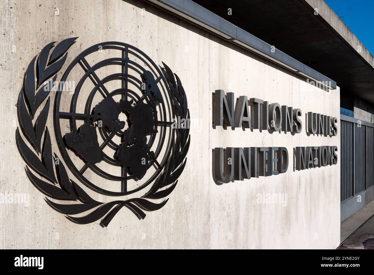 Close-up of the United Nations logo on the sign at the entrance to the UN Palais des Nations, housing the United Nations Office in Geneva Stock Photo