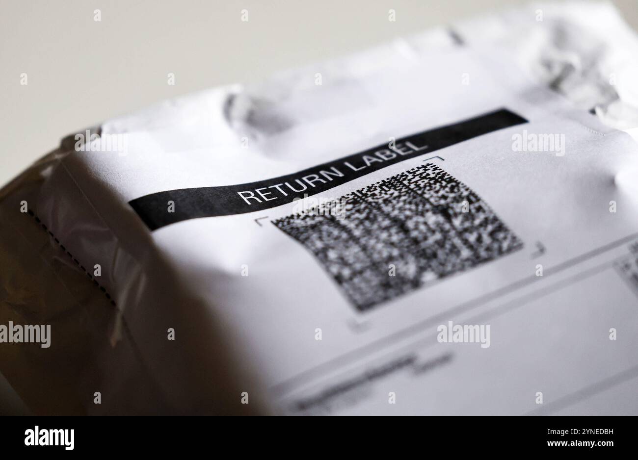 Return Label 21.11.2024, Erfurt, Paket mit einem Aufkleber Return Label ...