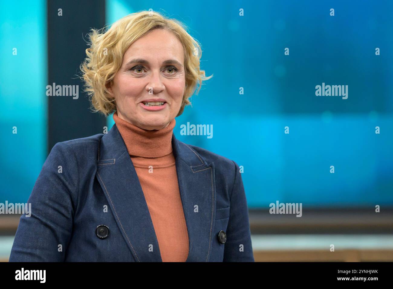 Berlin, Deutschland. 24th Nov, 2024. GER, Berlin, Studio, zu Gast bei - Caren Miosga, Polittalk, TV, Format, mit Moderatorin, NDR, Das Erste, aus Adlershof - am Studio 20, im Bild: Caren Miosga, 24.11.2024, . Credit: HMB Media/Alamy Live News Stock Photo