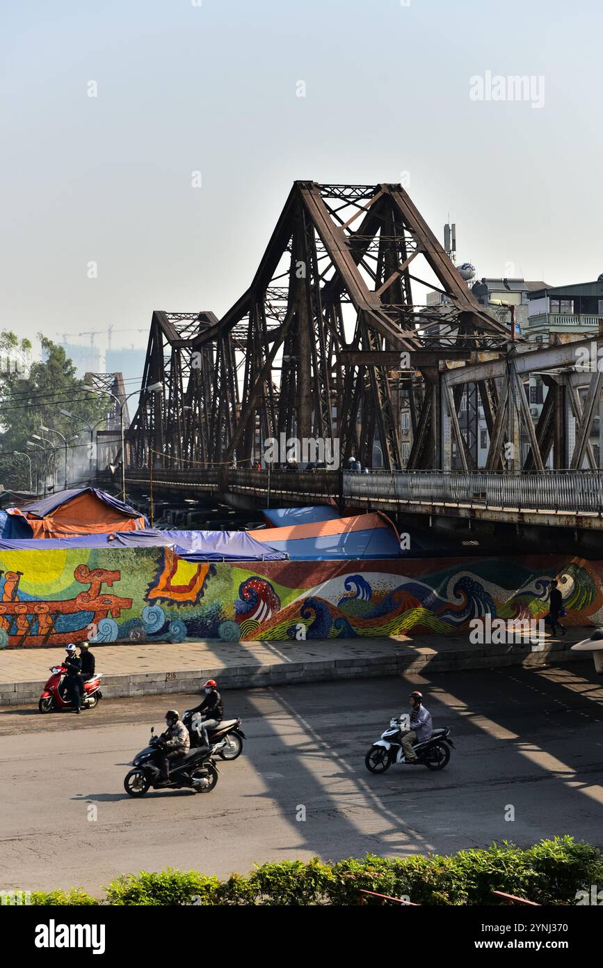 Long Bien Bridge, formerly the Paul Doumer Bridge, opened 1903, Hanoi, Vietnam, French Indochine Stock Photo