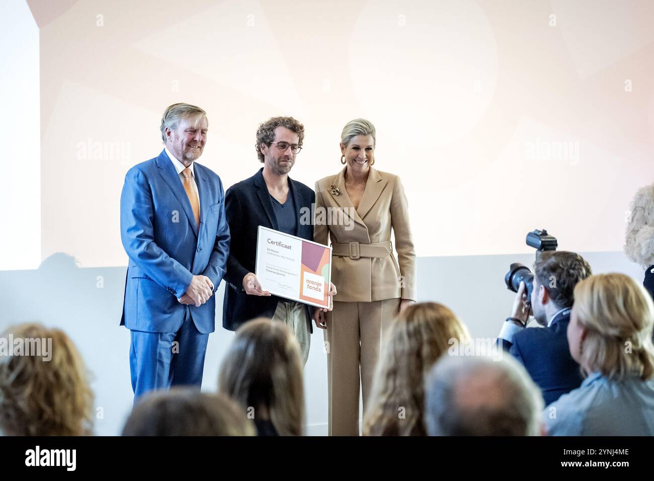 UTRECHT - King Willem-Alexander and Queen Maxima during the handing over of a growth certificate to Rik Moonen of Stadstrainers (Mijn Verhaal) at the Centraal Museum Utrecht. The certificates were presented to a total of twelve organizations that have successfully completed the Oranje Fonds Growth Program. ANP ROBIN VAN LONKHUIJSEN netherlands out - belgium out Stock Photo