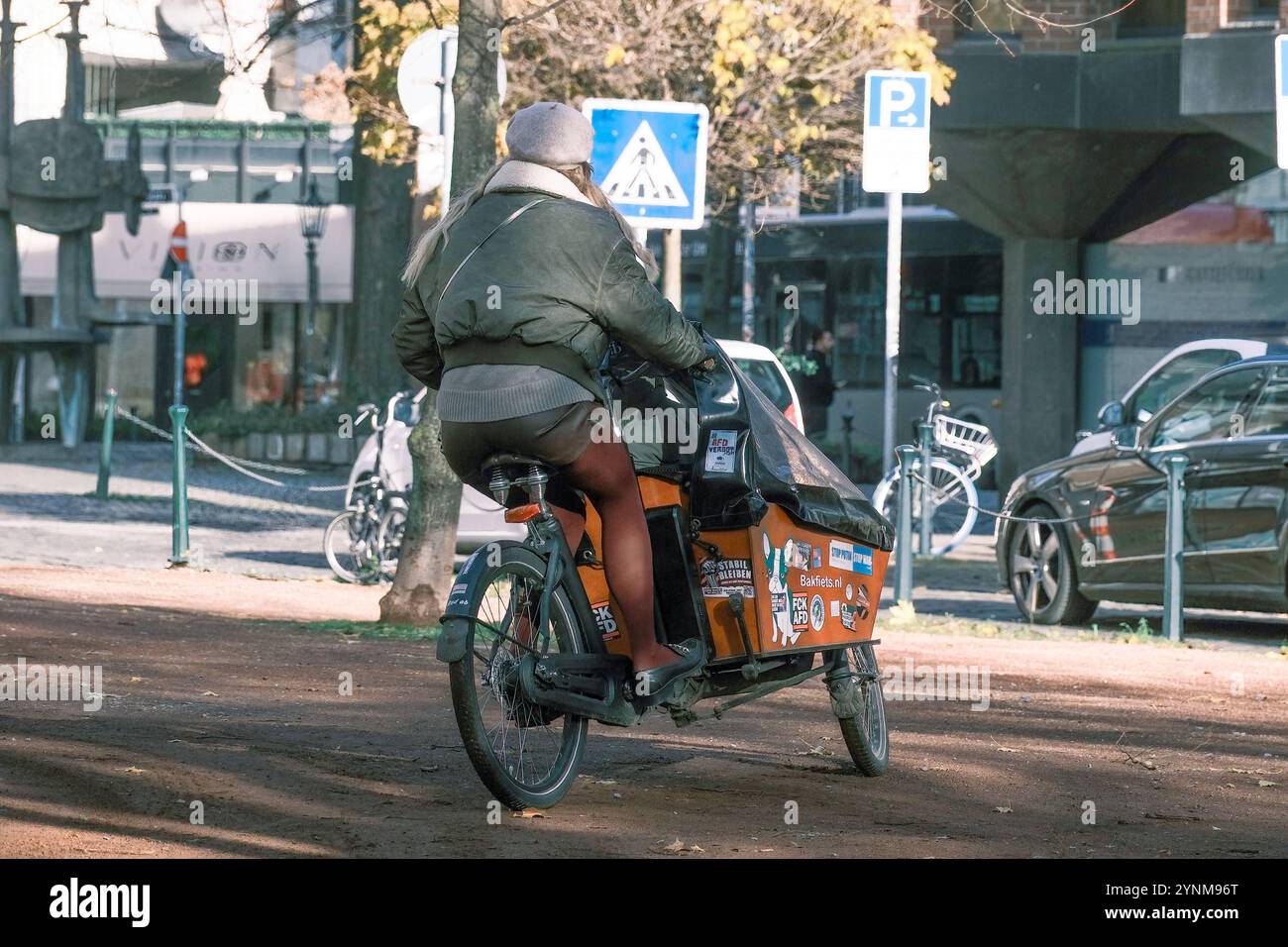 Düsseldorf 26.11.2024 Lastenrad Lastenfahrrad Fahrrad Lasten-Fahrrad Baksfiets Mobilitätswende Düsseldorf Nordrhein-Westfalen Deutschland *** Düsseldorf 26 11 2024 Cargo bike Cargo bike Baksfiets Mobility turnaround Düsseldorf North Rhine-Westphalia Germany Stock Photo