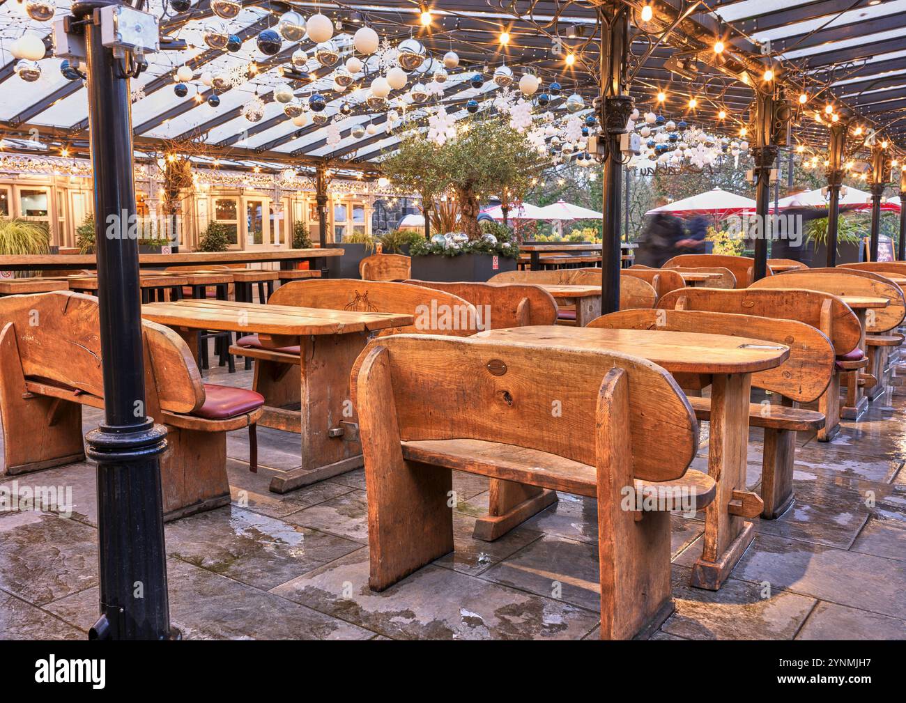 Restaurant seating hi-res stock photography and images - Alamy, image size:1300x1009