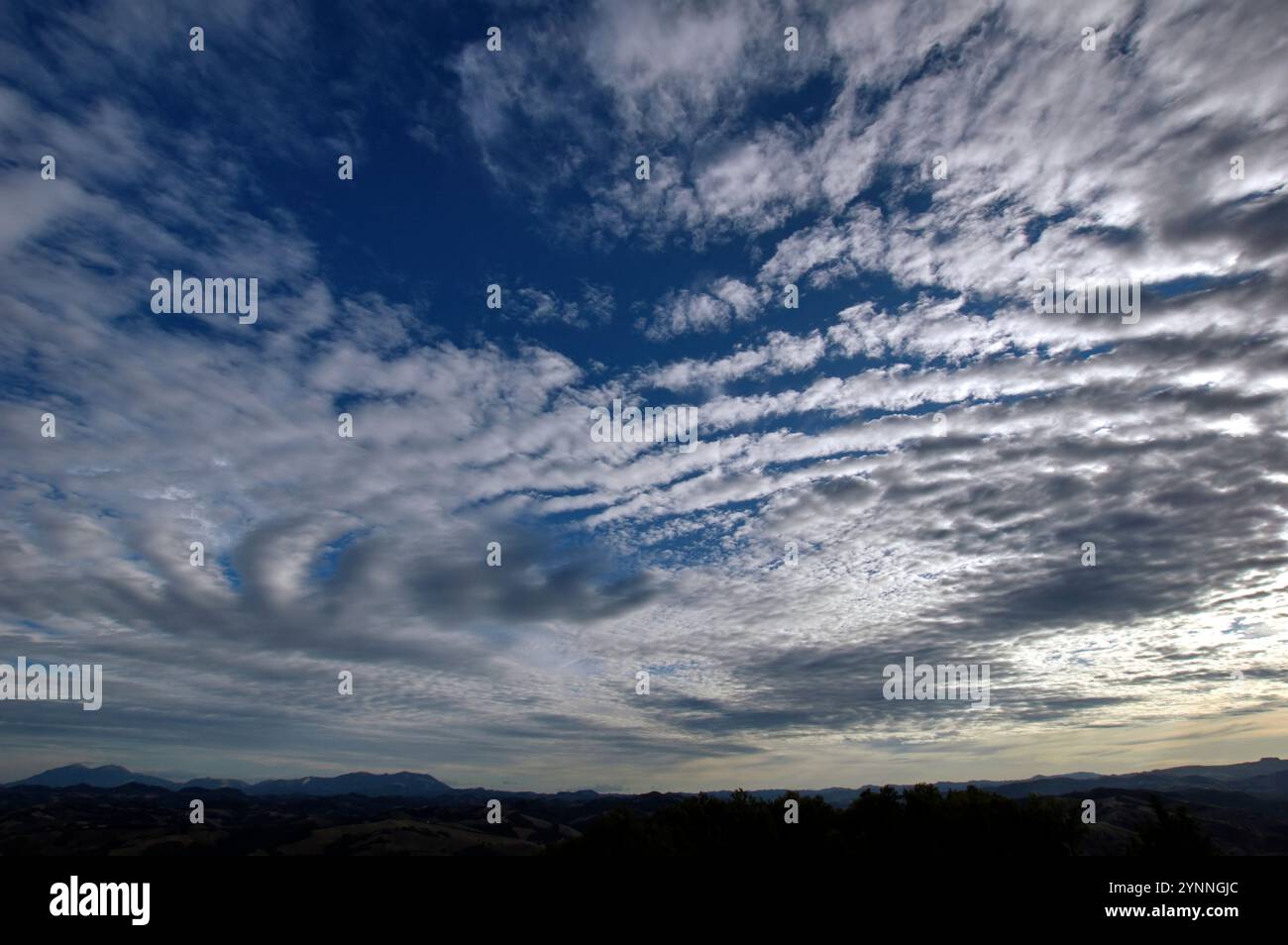 Cielo blu cielo nuvole hi-res stock photography and images - Alamy