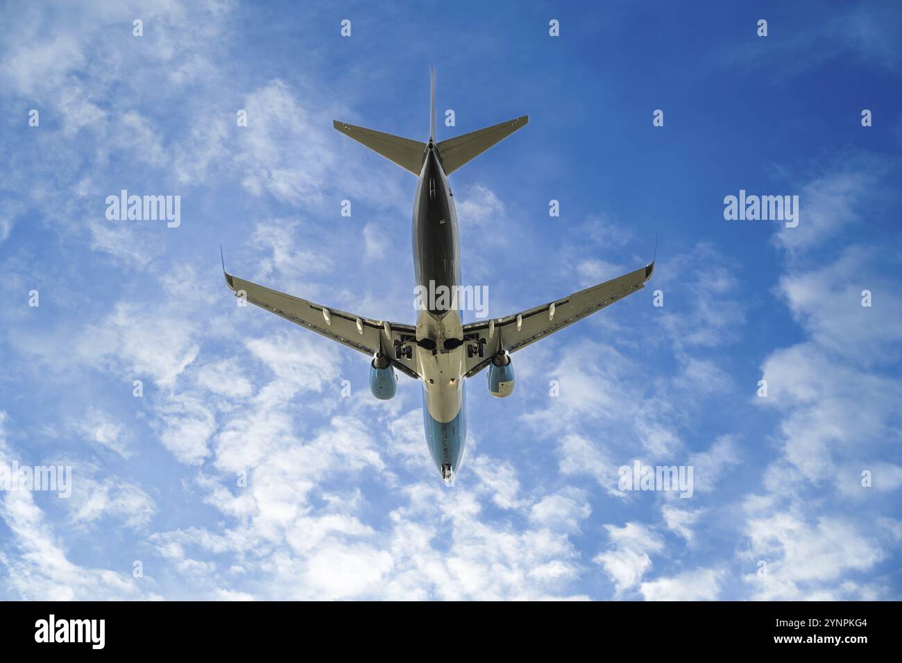 Airplane flying low hi-res stock photography and images - Alamy