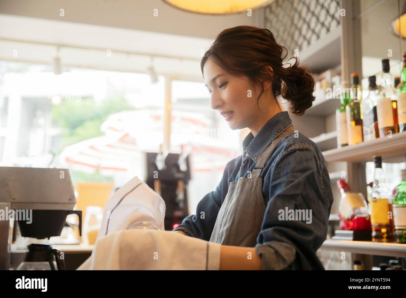 Woman in her 20s working in a café Stock Photo - Alamy