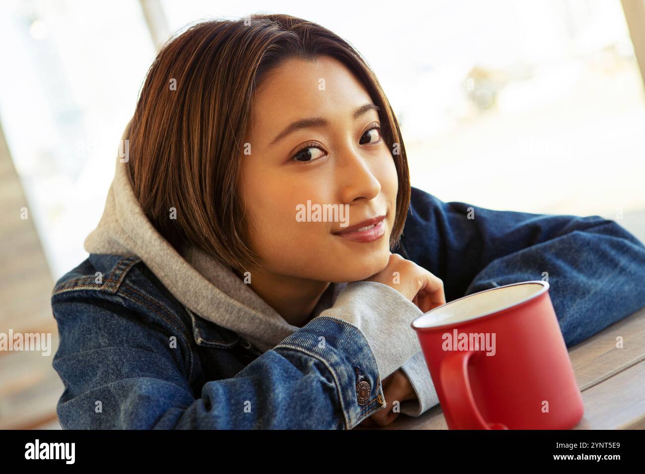 Elbows on the desk hi-res stock photography and images - Alamy