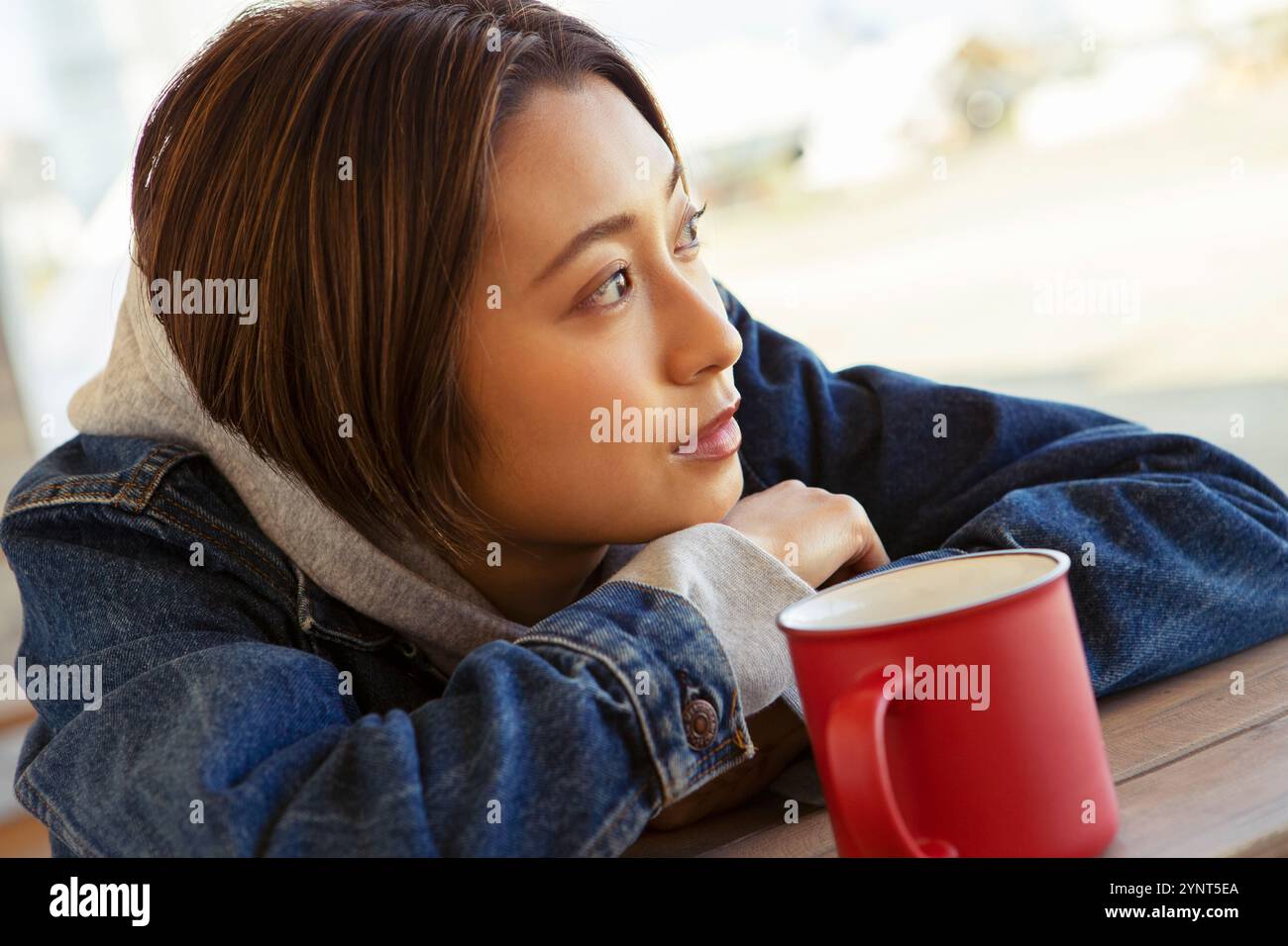 Elbows on desk hi-res stock photography and images - Alamy