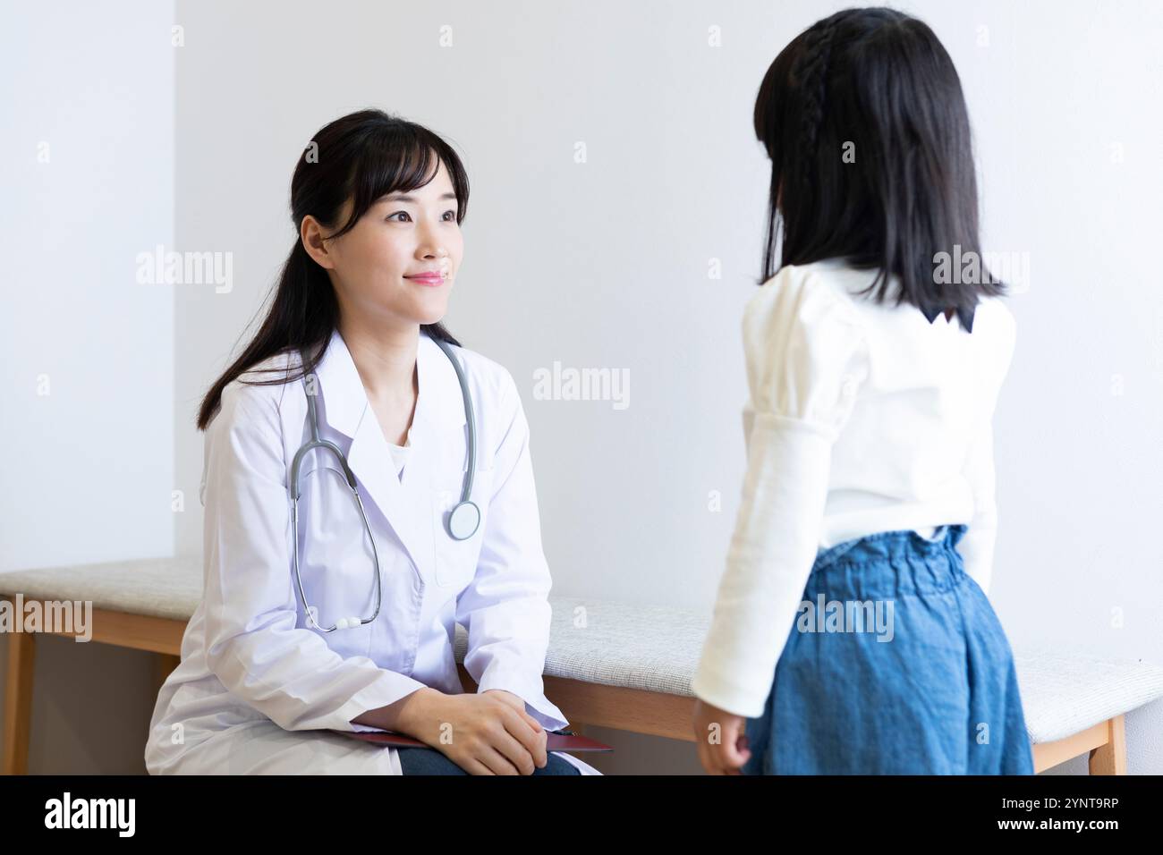 Child talking doctor hi-res stock photography and images - Alamy