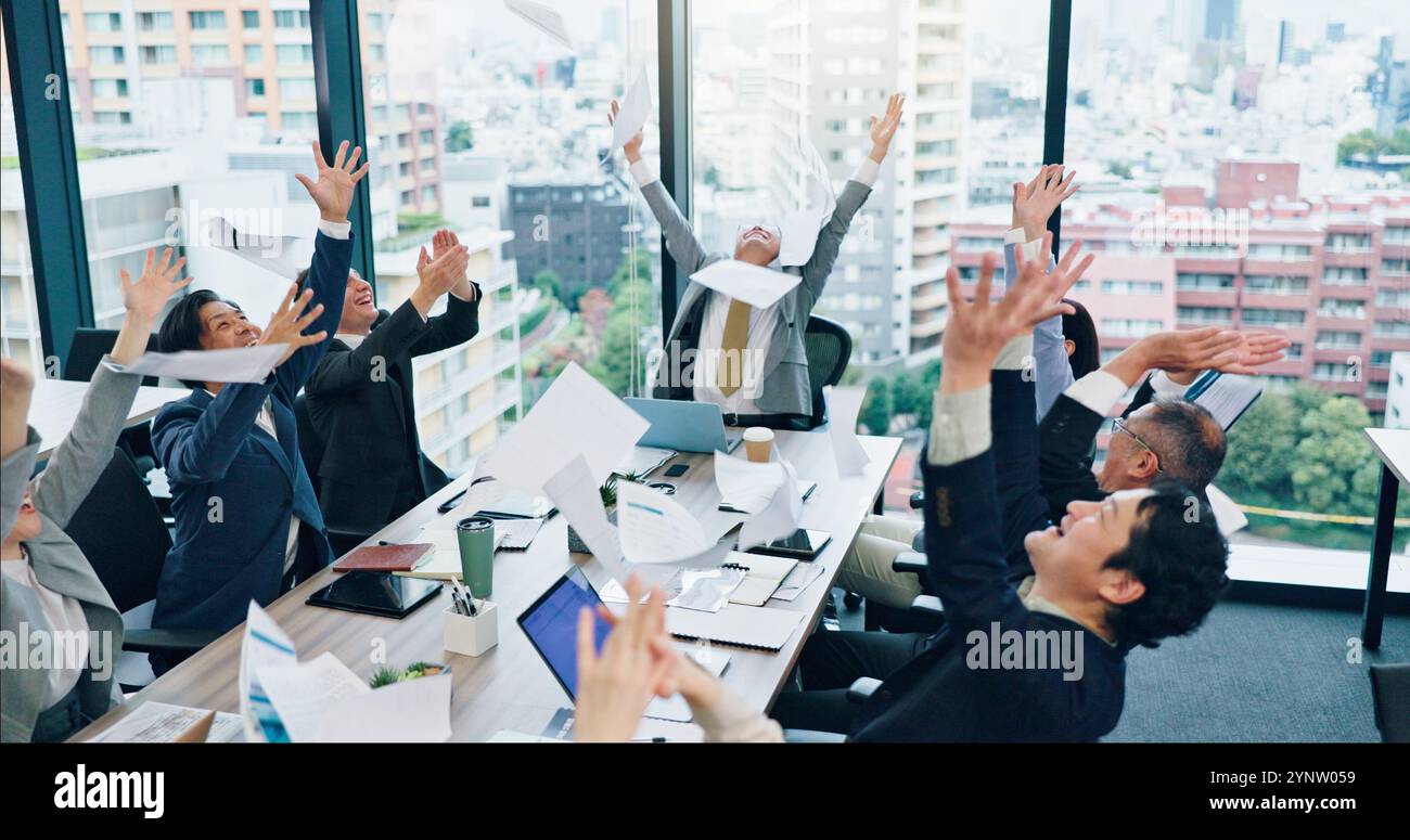 Happy employees clapping boss hi-res stock photography and images - Alamy