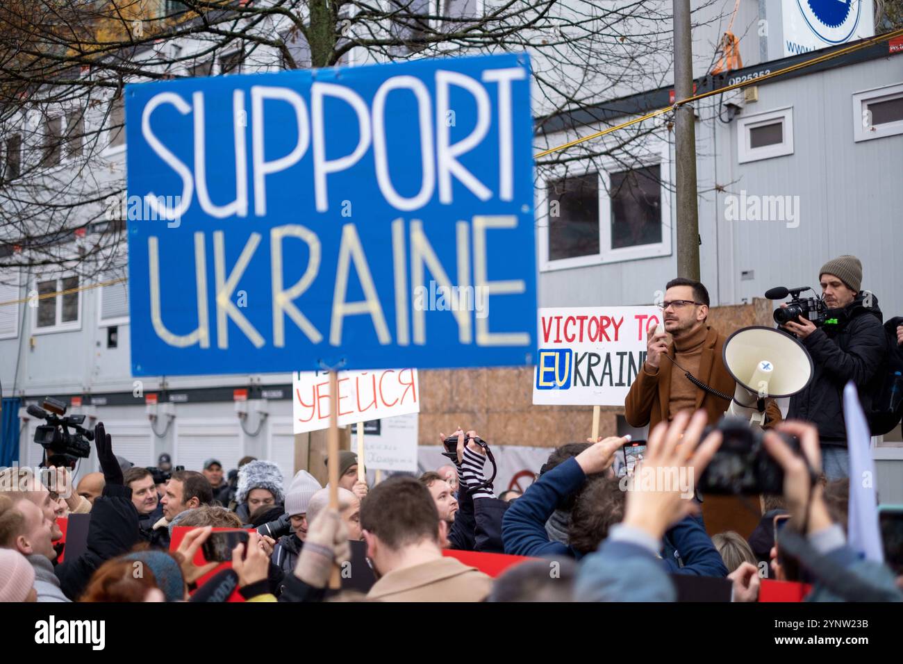 Ilja Jaschin spricht bei der Demonstration unter dem Motto Nein zu Putin Nein zum Krieg Freiheit für politische Gefangene gegen den Krieg Russlands gegen Ukraine in Berlin. An der Demonstration nehmenen Ukrainer, Berliner und viele in Berlin lebende Russen teil. / Ilya Yashin speaks at the demonstration under the slogan No to Putin No to war Freedom for political prisoners against Russia s war against Ukraine in Berlin. Ukrainians, Berliners and many Russians living in Berlin took part in the demonstration. snapshot-photography/K.M.Krause *** Ilya Yashin speaks at the demonstration under the s Stock Photo