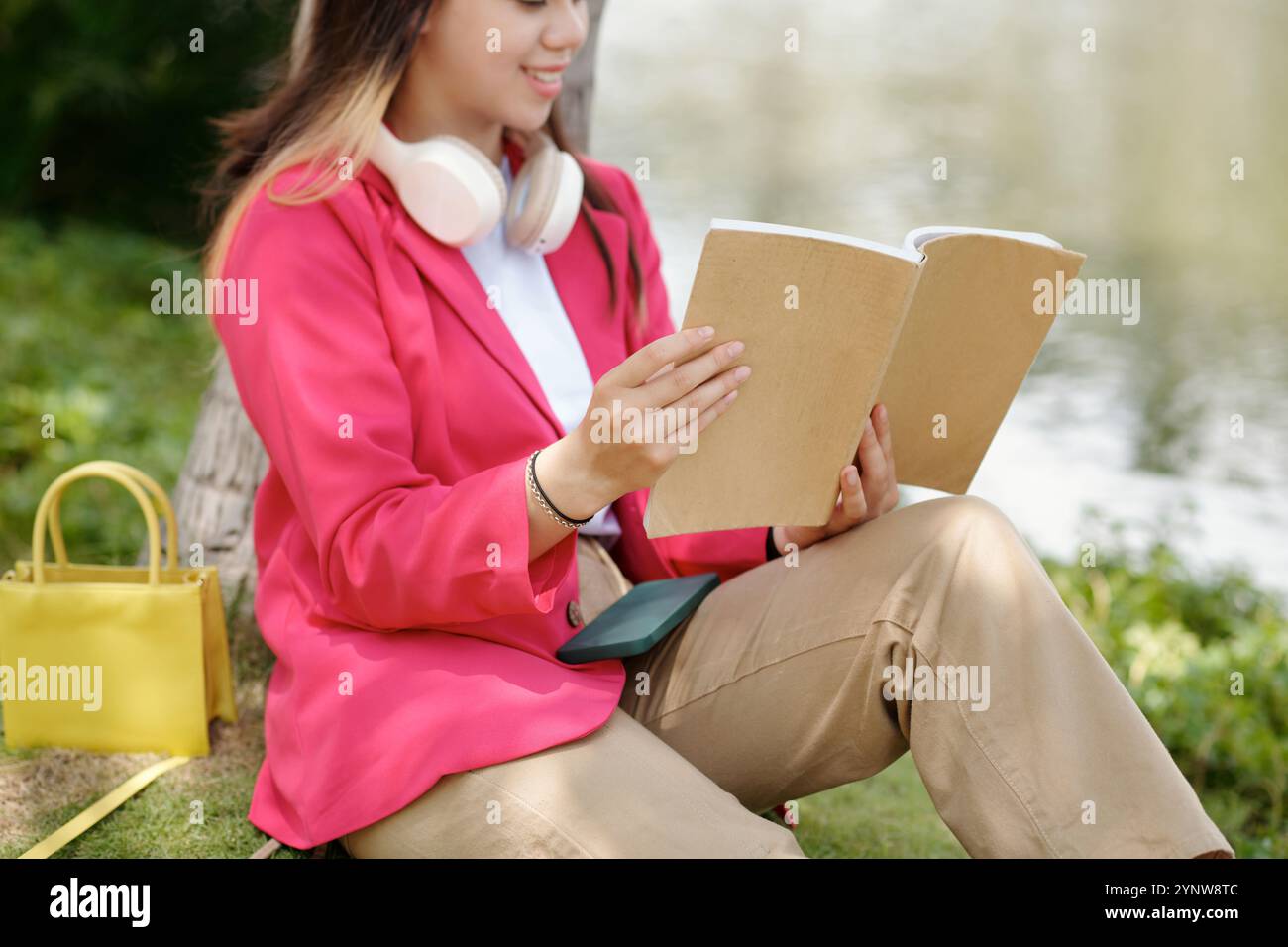 Woman Reader Woman sitting in trees book hi-res stock photography and images - Alamy
