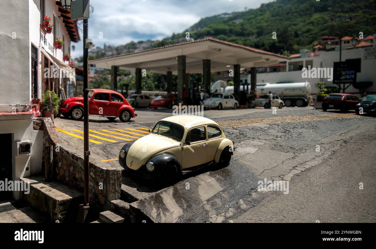 Vintage car scenic winding road hi-res stock photography and images - Alamy