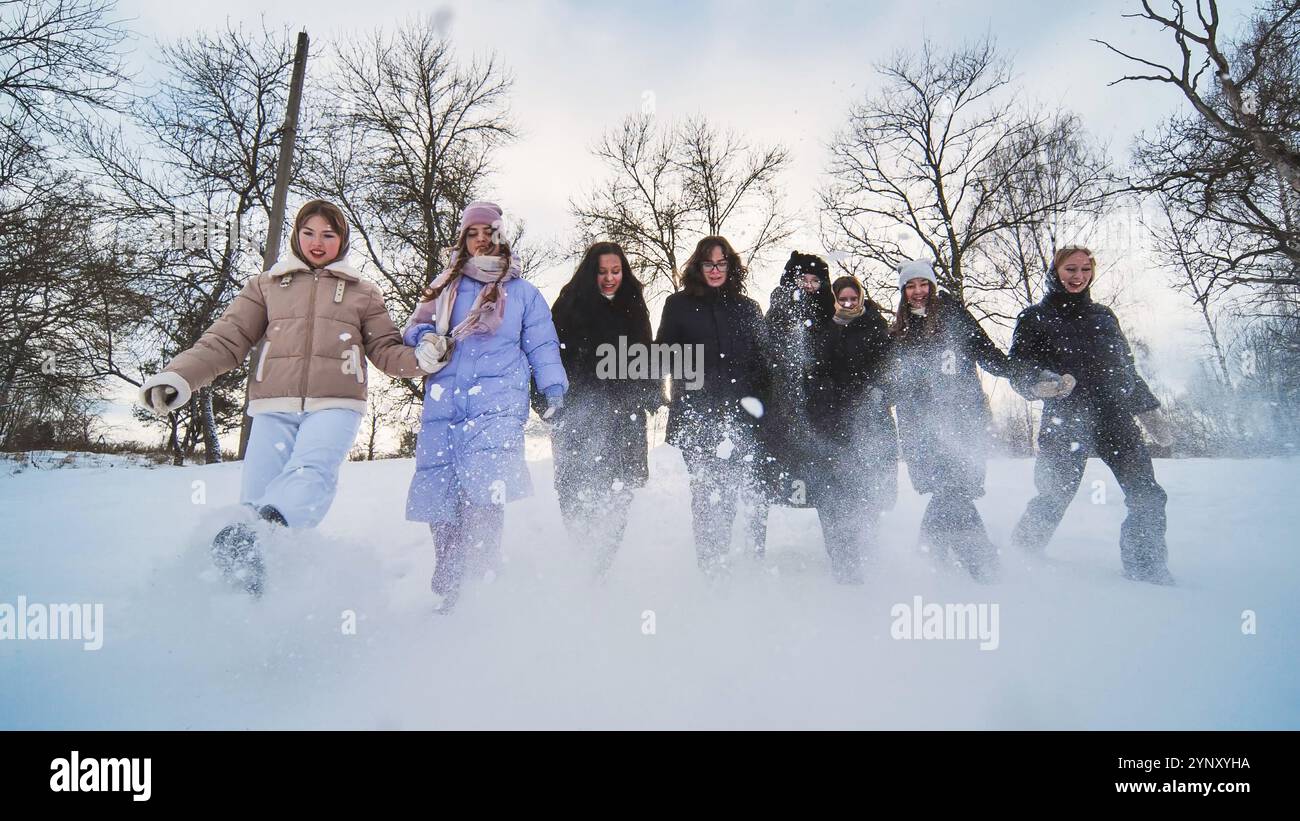 Girls friends walking holding hands hi-res stock photography and images ...
