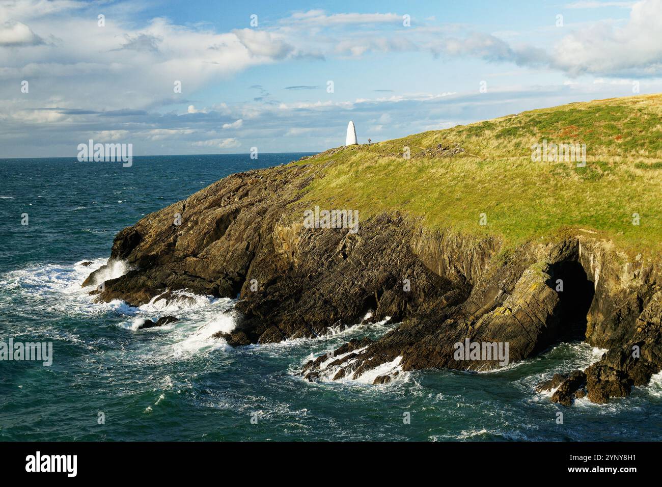 Porthgain harbour, Pembrokeshire, Wales. White clifftop harbour entrance marker at Porthgain East on Pembrokeshire Coast Path Stock Photo