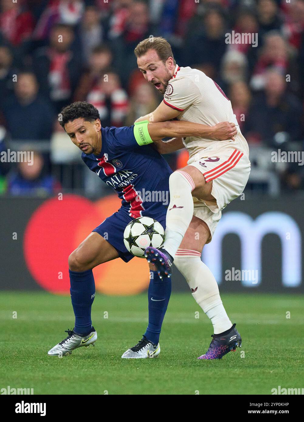 Harry Kane, FCB 9 compete for the ball, tackling, duel, header