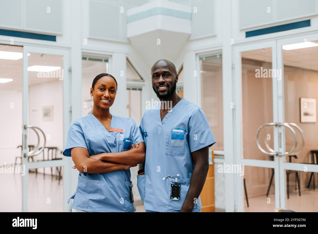 Medical professionals in blue hi-res stock photography and images - Alamy