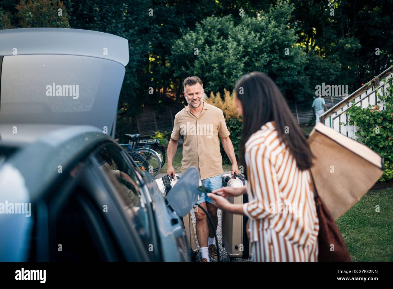 Man walking towards car hi-res stock photography and images - Alamy