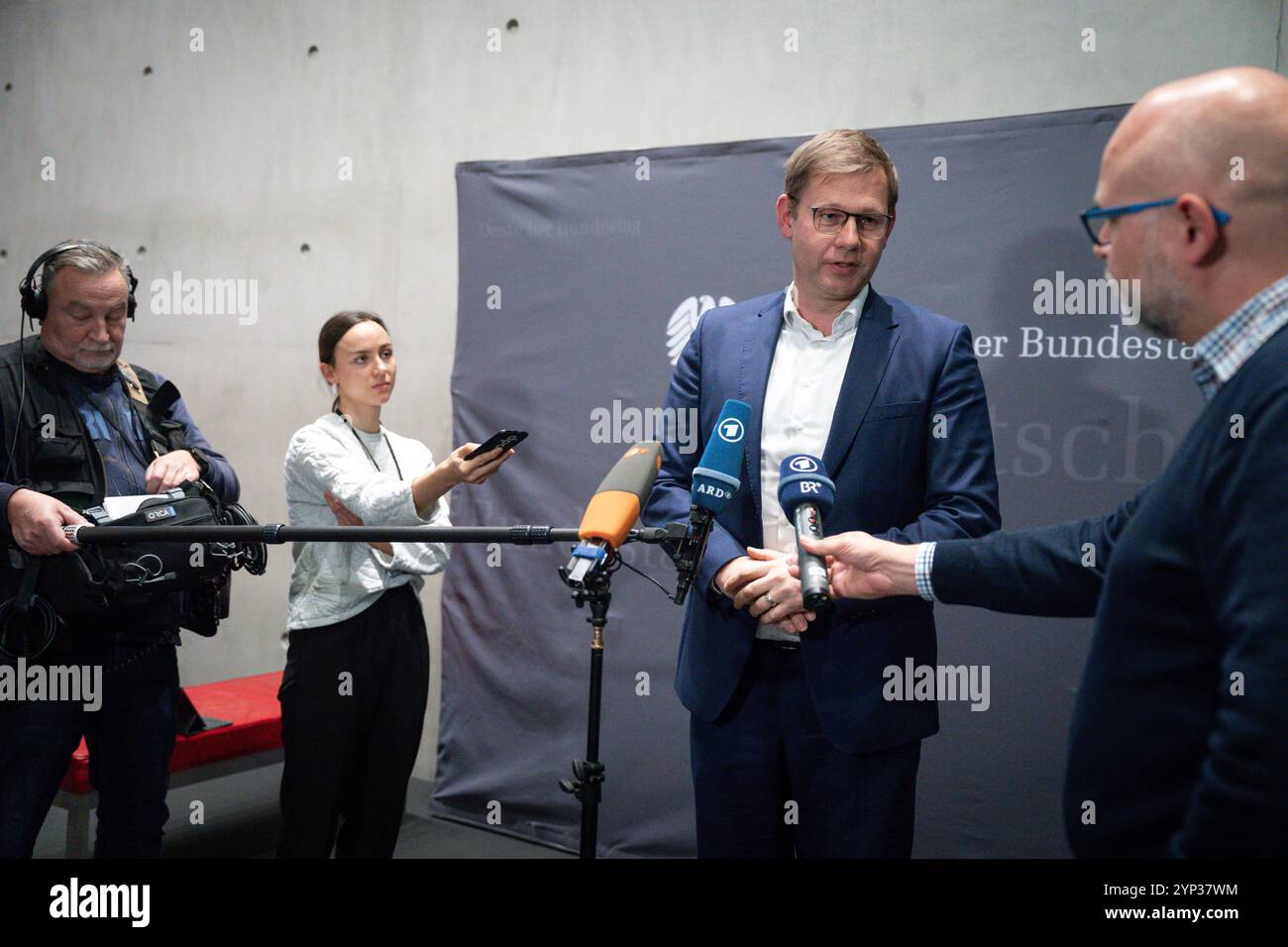 Zeugenvernehmung des 1. Untersuchungsausschusses Afghanistan Thomas Erndl, CDU/CSU, Stellvertretender Vorsitzender des Untersuchungsausschuss im Fernsehinterview im Rahmen des 1. Untersuchungsausschusses Afghanistan im Paul-Loebbe-Haus des Deutschen Bundestag, Berlin , 28.11.2024 Berlin Berlin Deutschland *** Witness hearing of the 1 Committee of Inquiry Afghanistan Thomas Erndl, CDU CSU, Deputy Chairman of the Committee of Inquiry in a television interview in the context of the 1 Committee of Inquiry Afghanistan in the Paul Loebbe House of the German Bundestag, Berlin , 28 11 2024 Berlin Berl Stock Photo