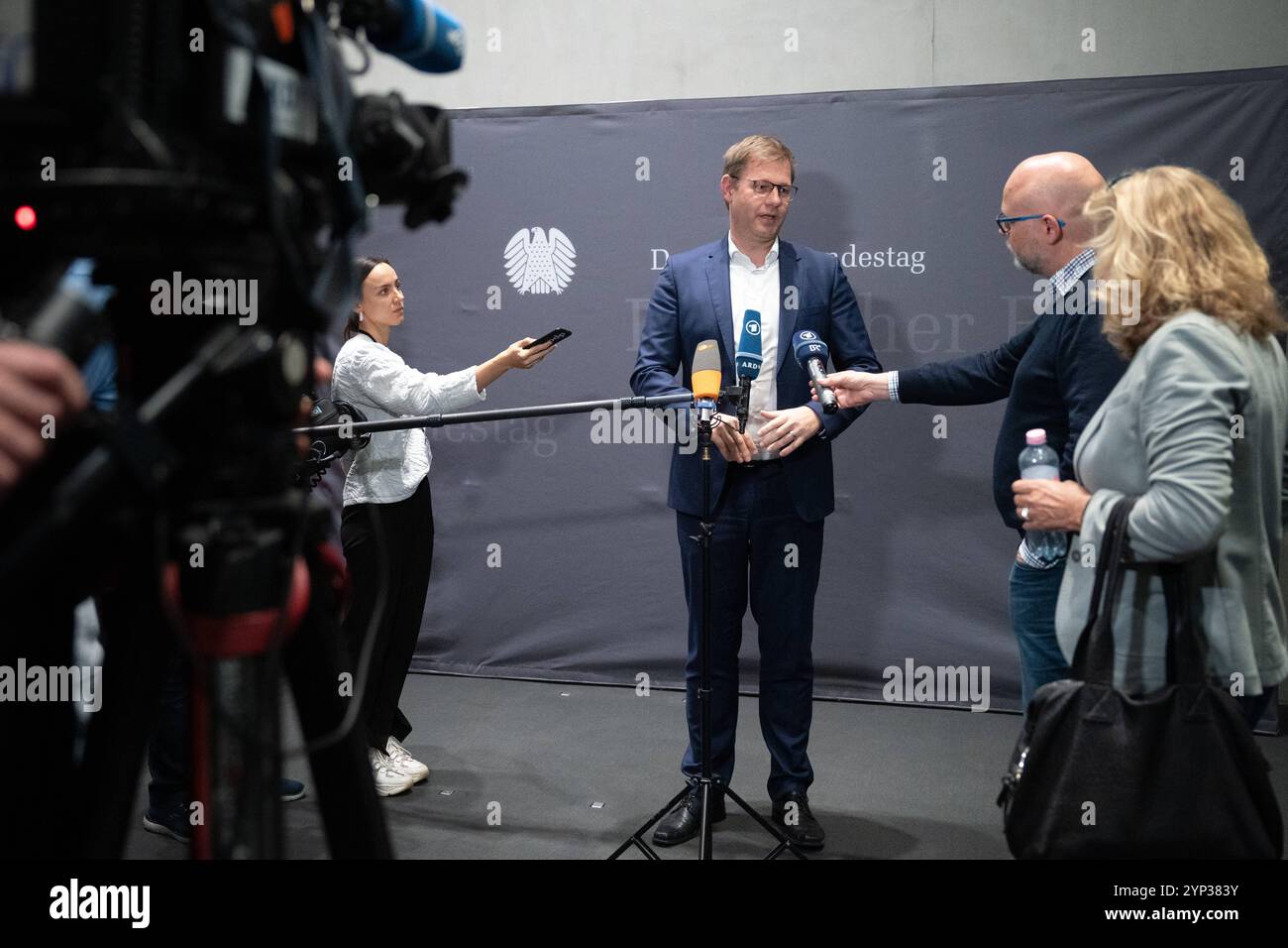 Zeugenvernehmung des 1. Untersuchungsausschusses Afghanistan Thomas Erndl, CDU/CSU, Stellvertretender Vorsitzender des Untersuchungsausschuss im Fernsehinterview im Rahmen des 1. Untersuchungsausschusses Afghanistan im Paul-Loebbe-Haus des Deutschen Bundestag, Berlin , 28.11.2024 Berlin Berlin Deutschland *** Witness hearing of the 1 Committee of Inquiry Afghanistan Thomas Erndl, CDU CSU, Deputy Chairman of the Committee of Inquiry in a television interview in the context of the 1 Committee of Inquiry Afghanistan in the Paul Loebbe House of the German Bundestag, Berlin , 28 11 2024 Berlin Berl Stock Photo