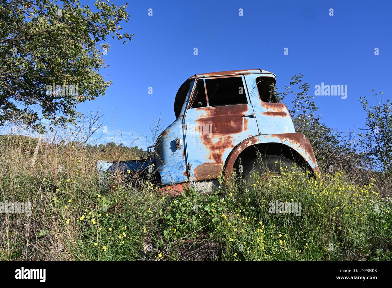 Abandoned old truck wreck hi-res stock photography and images - Alamy