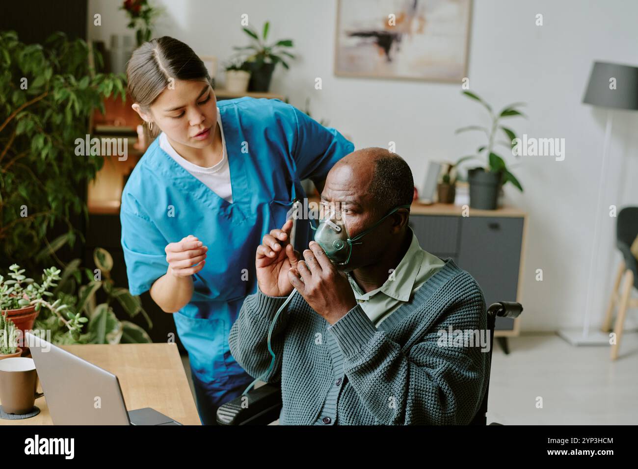 Breathing mask medical nurse hi-res stock photography and images - Alamy