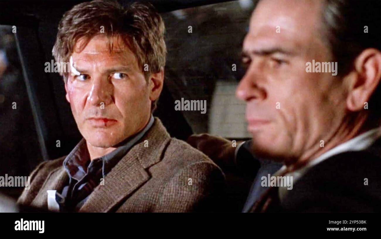 THE FUGITIVE 1993 Warner Bros. film with Harrison Ford as surgeon Dr. Richard Kimble at left with Tommy Lee Jones as Deputy U>S> Marshal Sam Gerard Stock Photo