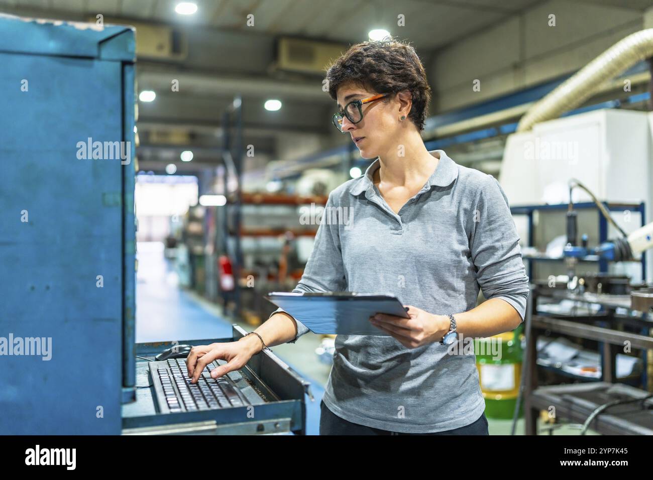 Female inventory manager works hi-res stock photography and images - Alamy