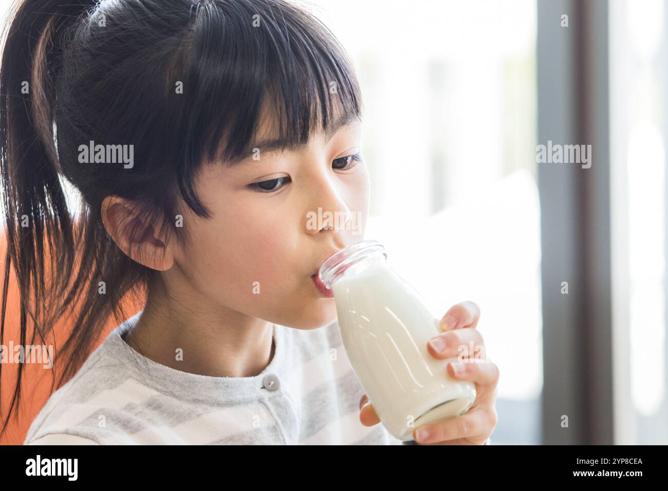 Primary school children eating school lunch Stock Photo - Alamy