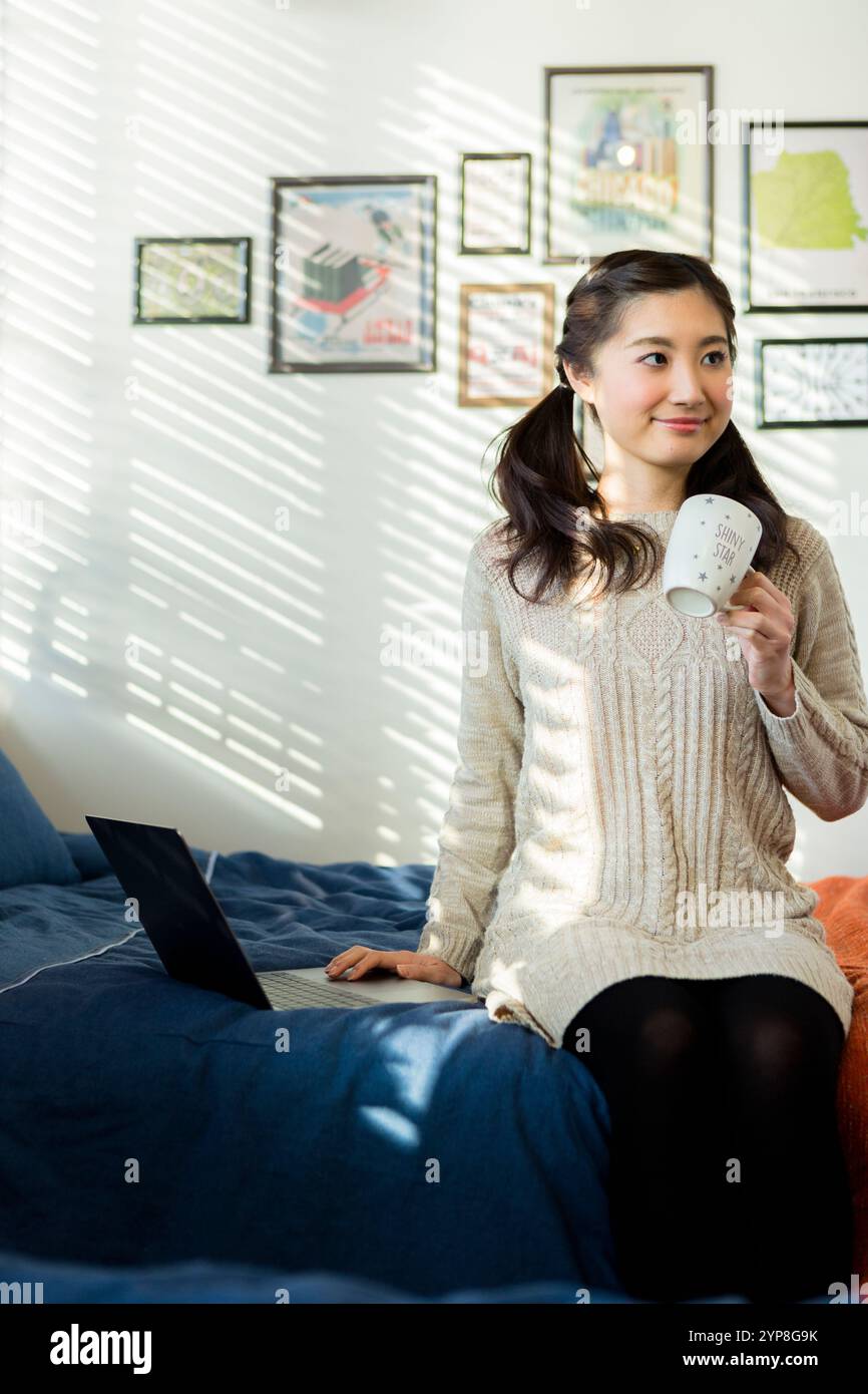 Computer girl model hi-res stock photography and images - Alamy