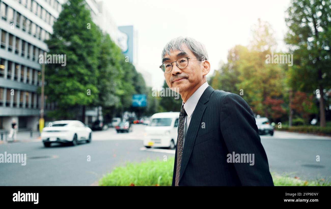 Business man walking outdoor hi-res stock photography and images - Alamy