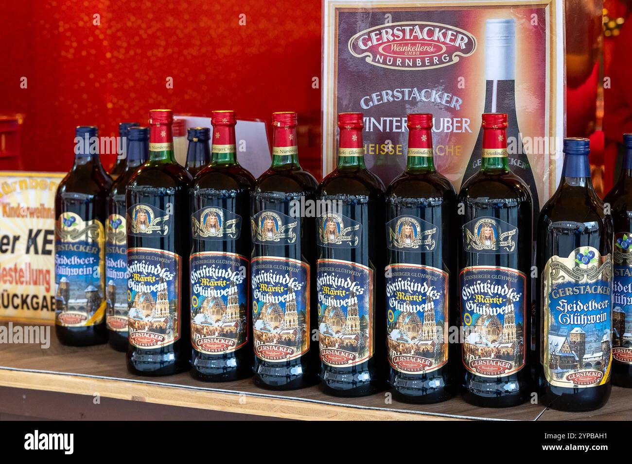 Eröffnungstag des Nürnberger Christkindlesmarkts 2024, 29.11.2024 Eine Reihe von Flaschen mit Nürnberger Glühwein und Heidelbeer-Glühwein der Marke Gerstacker steht auf einem Verkaufsstand des Christkindlesmarkts 2024. Die Etiketten zeigen weihnachtliche Motive und unterstreichen die regionale Verbundenheit des Produkts. Nürnberg Bayern Deutschland *** Opening day of the Nuremberg Christkindlesmarkt 2024, 29 11 2024 A row of bottles of Nuremberg mulled wine and blueberry mulled wine of the Gerstacker brand stands on a stall at the Christkindlesmarkt 2024 The labels show Christmas motifs and em Stock Photo