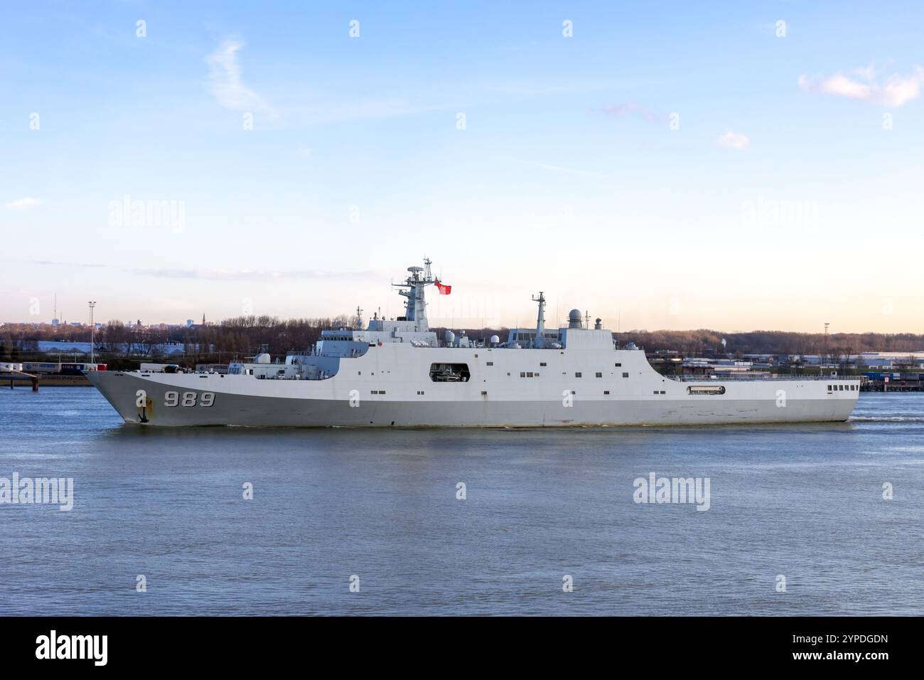 Chinese People's Liberation Army Navy (PLAN) amphibious transport ship 989 Changbai Shan (NATO name: Yuzhao) leaving the Port of Rotterdam. The Nether Stock Photo