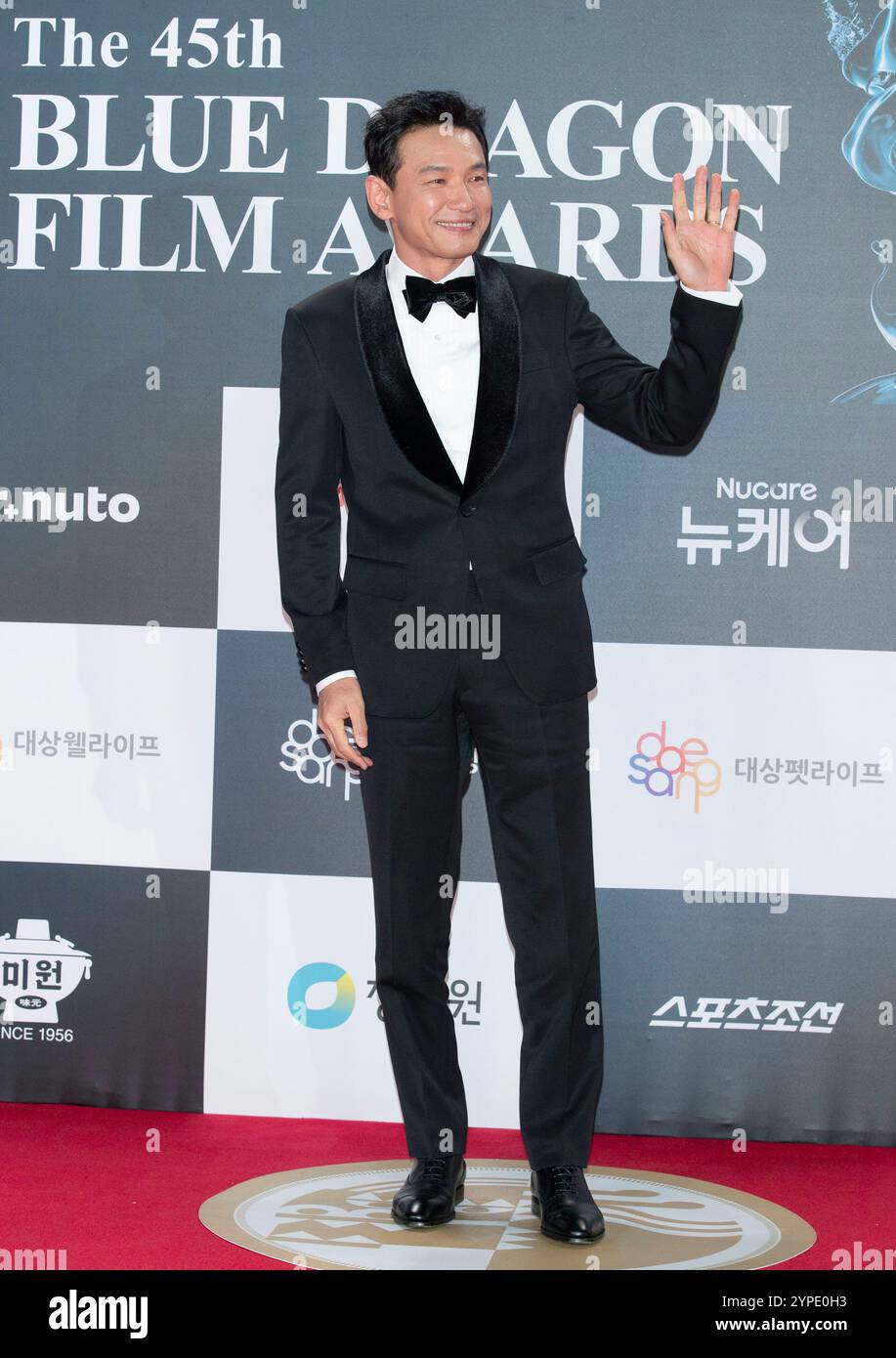 Hwang Jung Why Audiences Connect with "Relatable" Professionalism