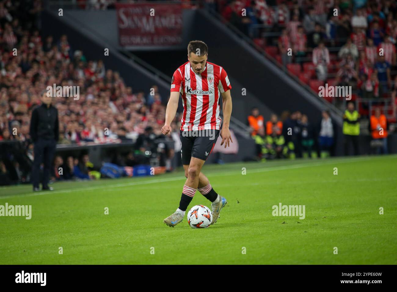 Bilbao, Euskadi, Spain. 28th Nov, 2024. Bilbao, Spain, 28th November, 2024: Athletic Club's player Andoni Gorosabel (2) with the ball during the 2024-25 UEFA Europa League Round 5 match between Athletic Club and IF Elfsborg on 28 November 2024 at San Mamés Stadium in Bilbao, Spain. (Credit Image: © Alberto Brevers/Pacific Press via ZUMA Press Wire) EDITORIAL USAGE ONLY! Not for Commercial USAGE! Stock Photo