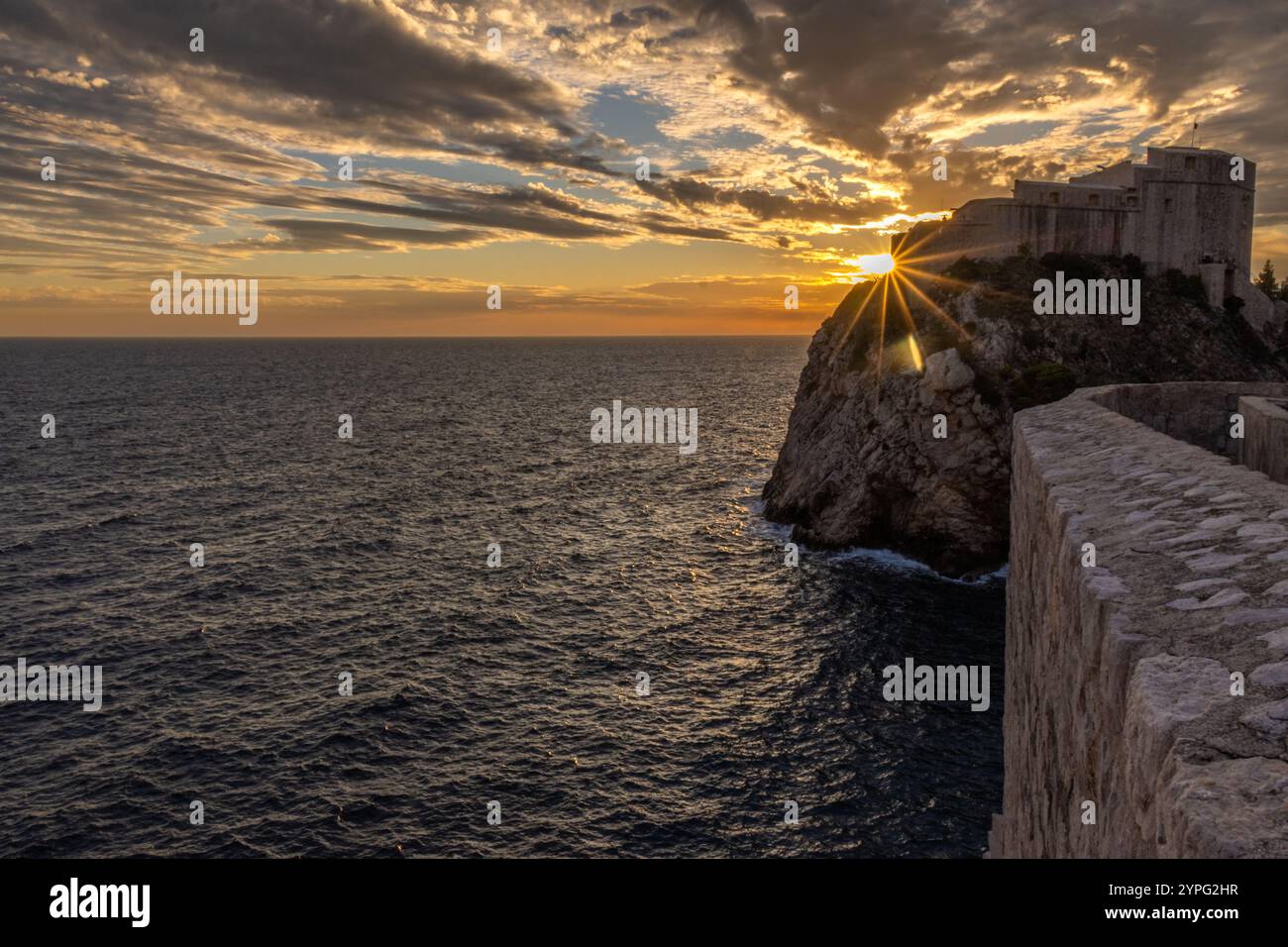 Puesta De Sol En Dubrovnik Desde La Muralla La Fortaleza Ba ada Por Puesta De Sol En Dubrovnik Desde La Muralla La Fortaleza Ba ada Por