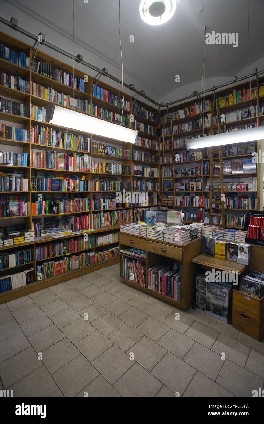 Bookstore atmosphere hi-res stock photography and images - Alamy