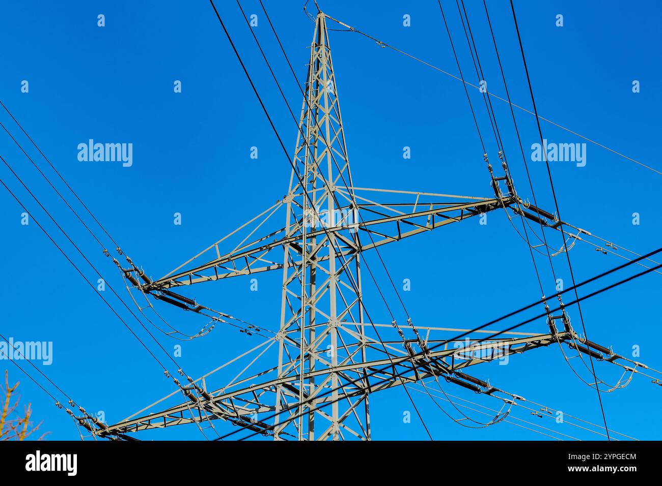 Düsseldorf 30.11.2024 Strommast Freileitungsmast Hochspannungsmast Miete Mietkosten Mietnebenkosten Nebenkosten Wohnen Wohnung Mieterhöhung Wohnfläche Energiebedarf Stromkostenabrechnung Betriebskosten Steuern Finanzamt Einkommenssteuererklärung Steuererklärung Betriebsausgaben Werbungskosten Klimaschutzgesetz CO2-Abgabe CO2-Preis energetische Sanierung Bundesumweltministerium Mieter Vermieter grüner Öko-Strom Elektrizität Hochspannung E-Smog Elektrosmog Wohngebiet Stromkosten Stromrechnung Stromvergütung Netztransparenz Stromtarife Strom Ökostrom Isolatoren Blitzschutz Stromausfall EEG-Umlage Stock Photo