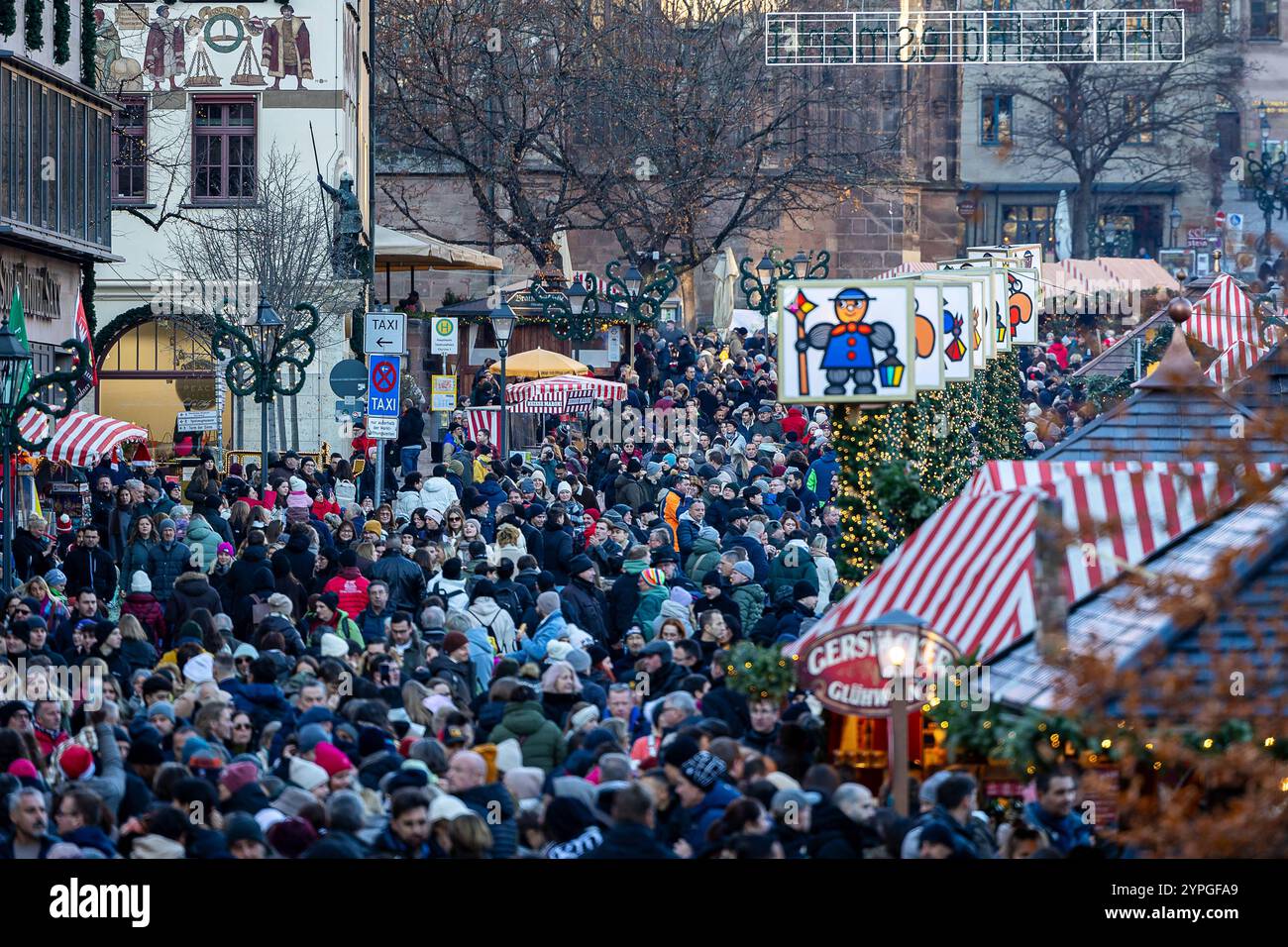 Nürnberger Christkindlesmarkt, 30.11.2024 Besucher auf dem Nürnberger Christkindlesmarkt zwischen festlich dekorierten Marktständen und weihnachtlicher Beleuchtung in der Altstadt. Nürnberg Bayern Deutschland *** Nuremberg Christkindlesmarkt, 30 11 2024 Visitors at the Nuremberg Christkindlesmarkt between festively decorated market stalls and Christmas lights in the old town of Nuremberg Bavaria Germany 20241130-6V2A3550-M4000 Stock Photo