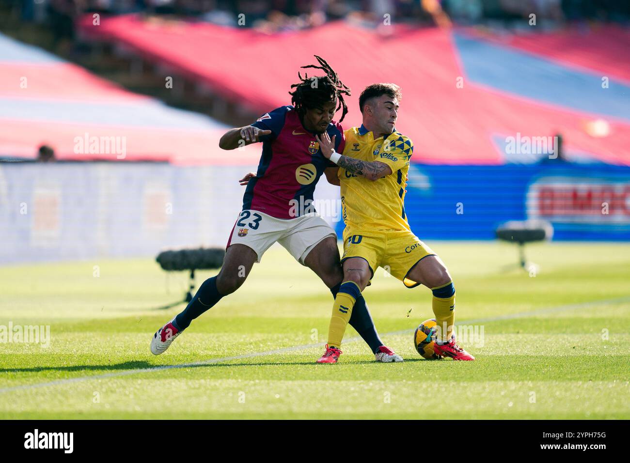 Barcelona, Spain, 30, November, 2024.  Spanish LaLiga EA Sports: FC Barcelona v UD Las Palmas.  (23) Jules Kounde vies with A. Moleiro (10).  Credit: Joan G/Alamy Live News Stock Photo