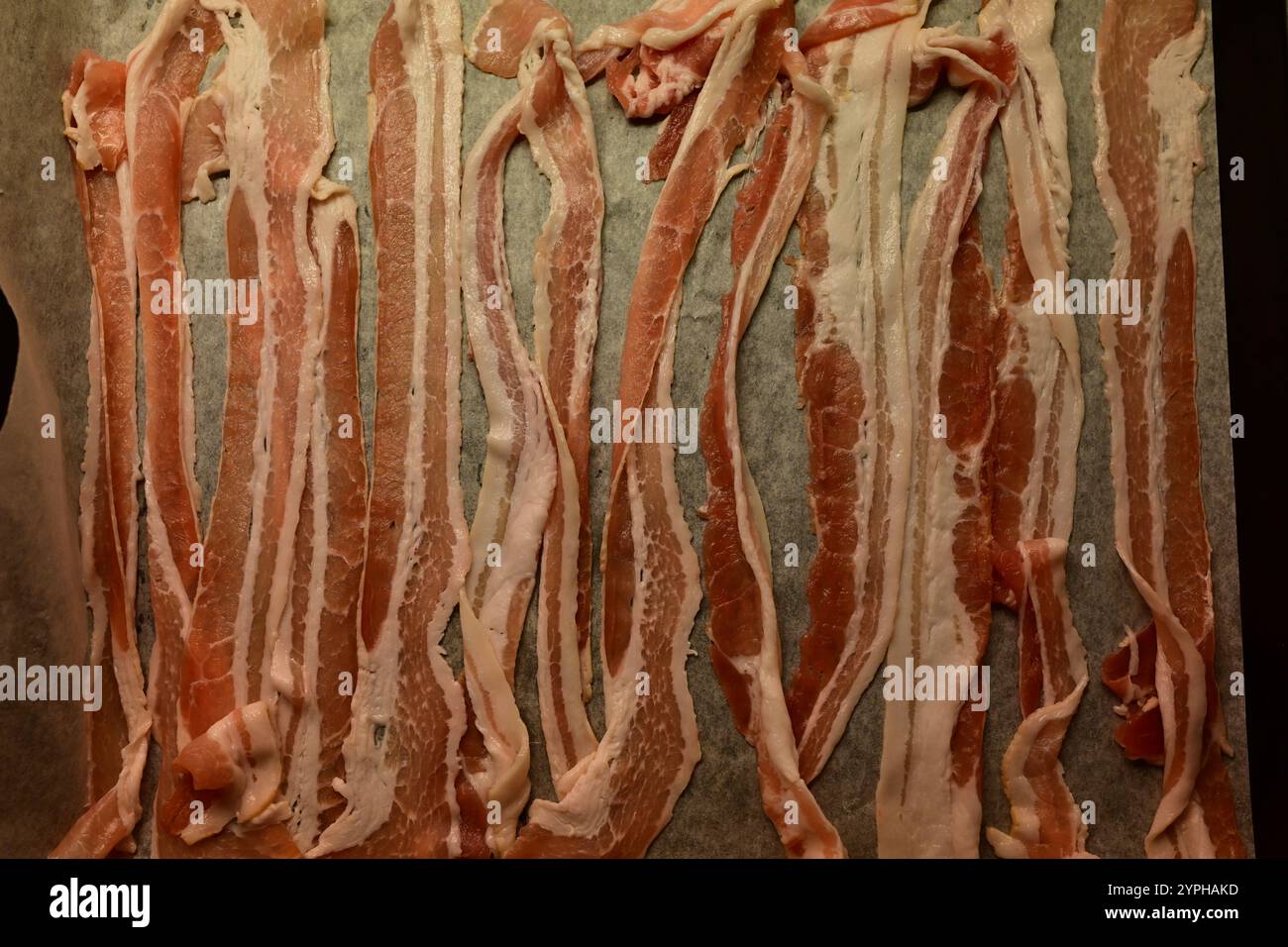 how many slices of bacon in a kg