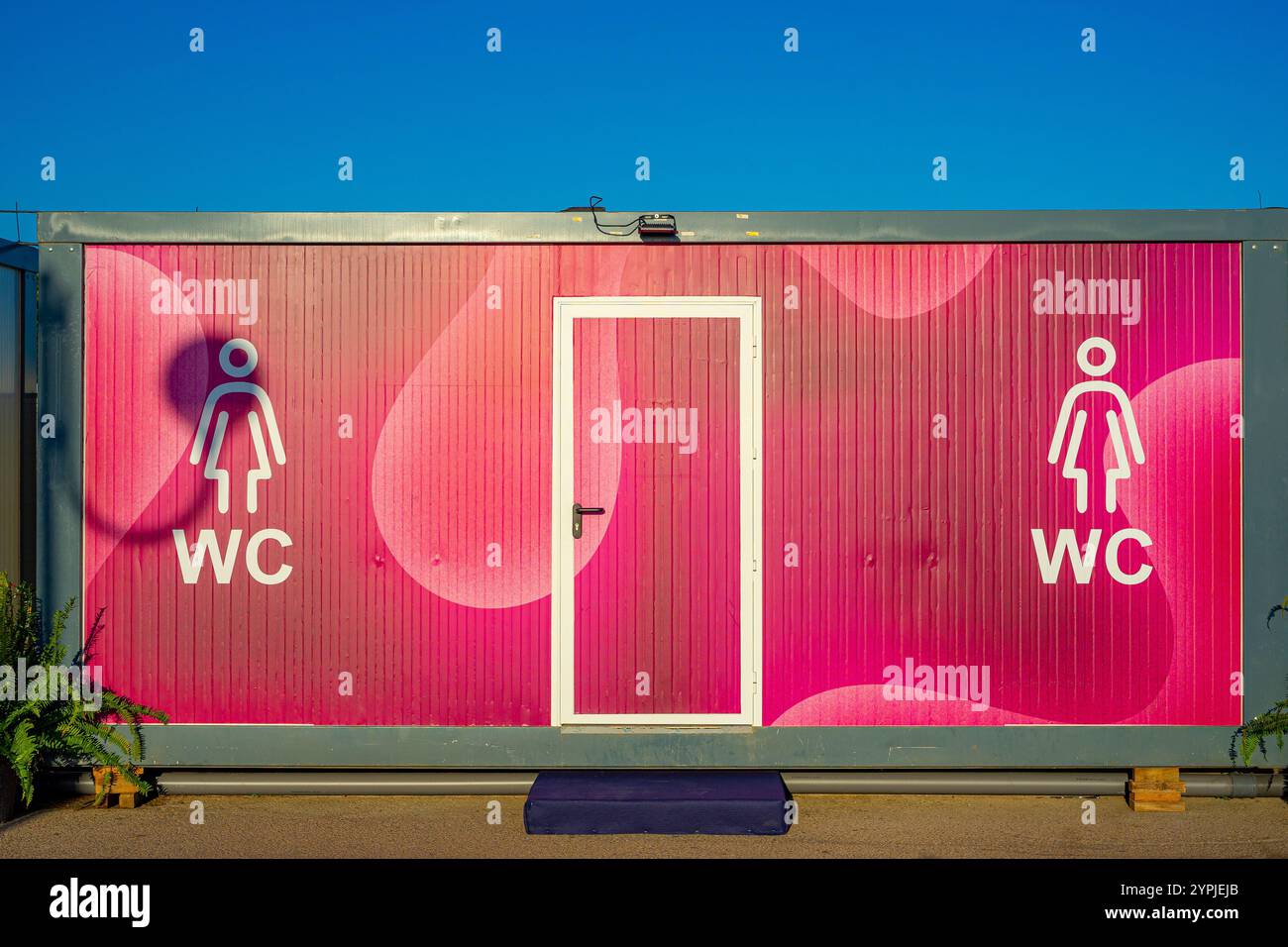 Womens bathrooms hi-res stock photography and images - Alamy