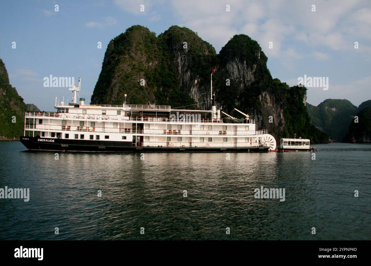 Spectacular views from the Emeraud-Cruise-Ship in the world heritage ...
