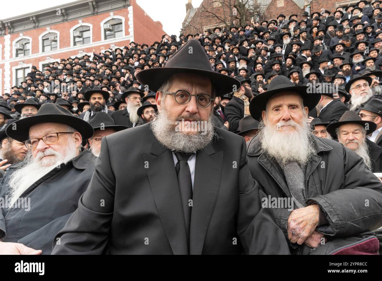 New York, New York, USA. 1st Dec, 2024. Thousands Rabbis gather for Annual International Conference Shluchim of Chabad-Lubavitch Emissaries (Kinus Hashluchim) class photo in front of Chabad headquarters in Brooklyn, New York on December 1, 2024. The Kinus is the largest rabbinic gathering in the world. It features four days of workshops, a spiritually uplifting Shabbat and a visit to the Ohel, the place where the Lubavitcher Rebbe, Rabbi Menachem M. Schneerson was laid to rest. Credit: ZUMA Press, Inc./Alamy Live News Stock Photo