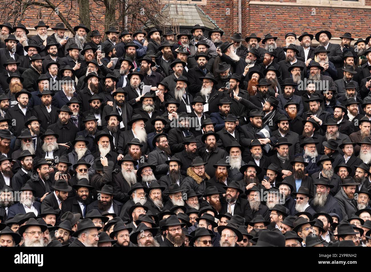 New York, NY, USA, 1 December 2024: Thousands Rabbis gather for Annual International Conference Shluchim of Chabad-Lubavitch Emissaries (Kinus Hashluchim) class photo in front of Chabad headquarters in Brooklyn, New York on December 1, 2024. The Kinus is the largest rabbinic gathering in the world. It features four days of workshops, a spiritually uplifting Shabbat and a visit to the Ohel, the place where the Lubavitcher Rebbe, Rabbi Menachem M. Schneerson was laid to rest. Credit: Lev Radin/Alamy Live News Stock Photo