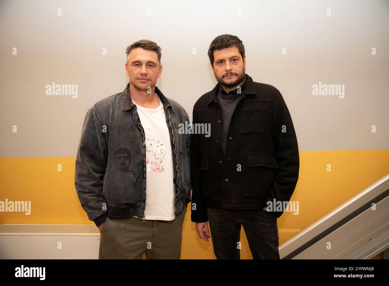 I calciatori del Livorno in campo con i cani in cerca di famiglia - Radio  105, image size:1300x957