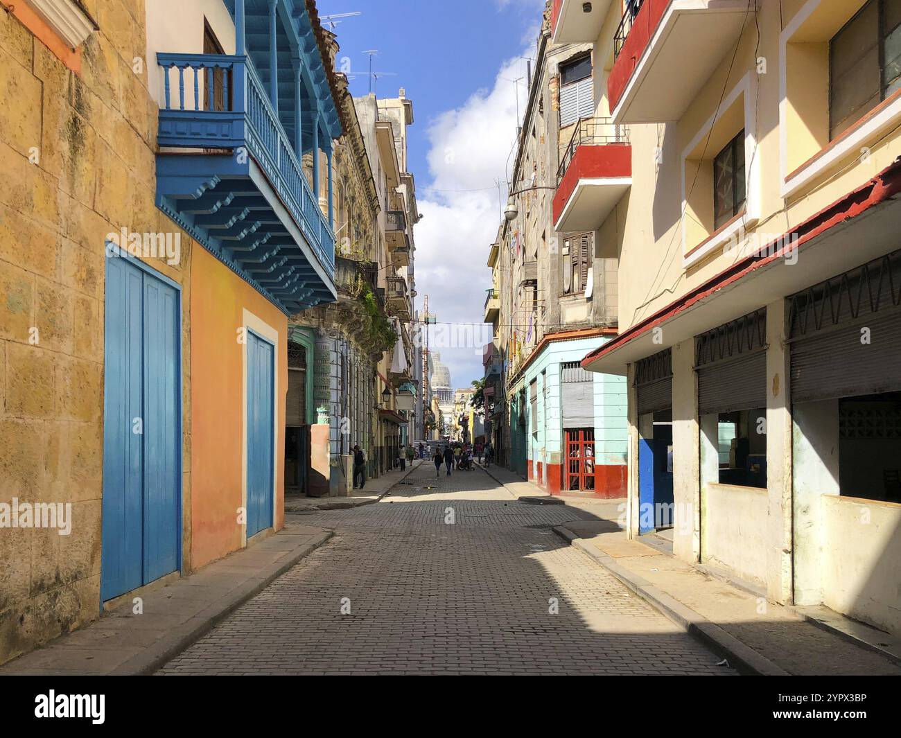 3d slimdog porn Empty cuban street hi-res stock photography and images - Alamy