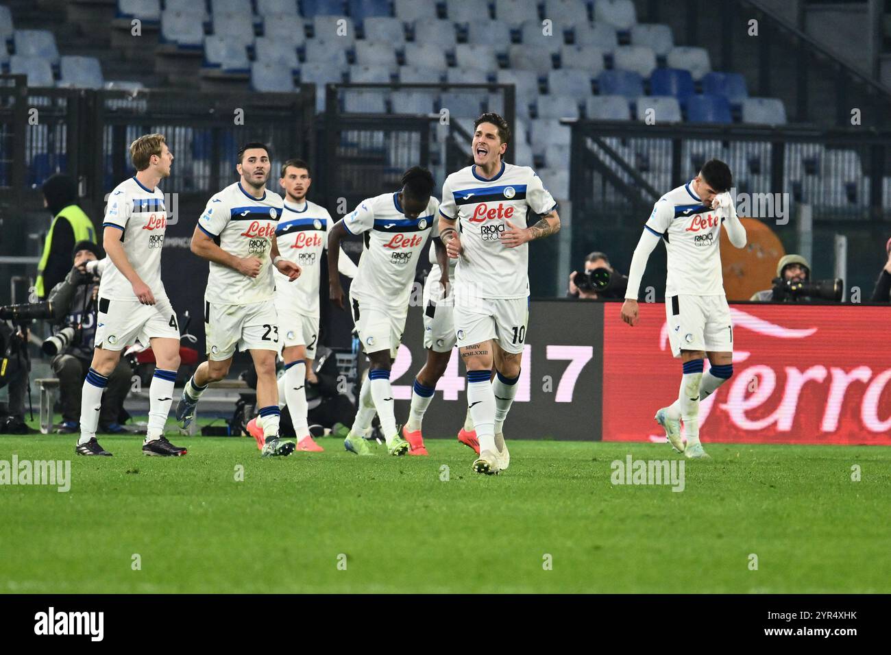 Marten de Roon of Atalanta B.C. celebrates after scoring the goal to ...